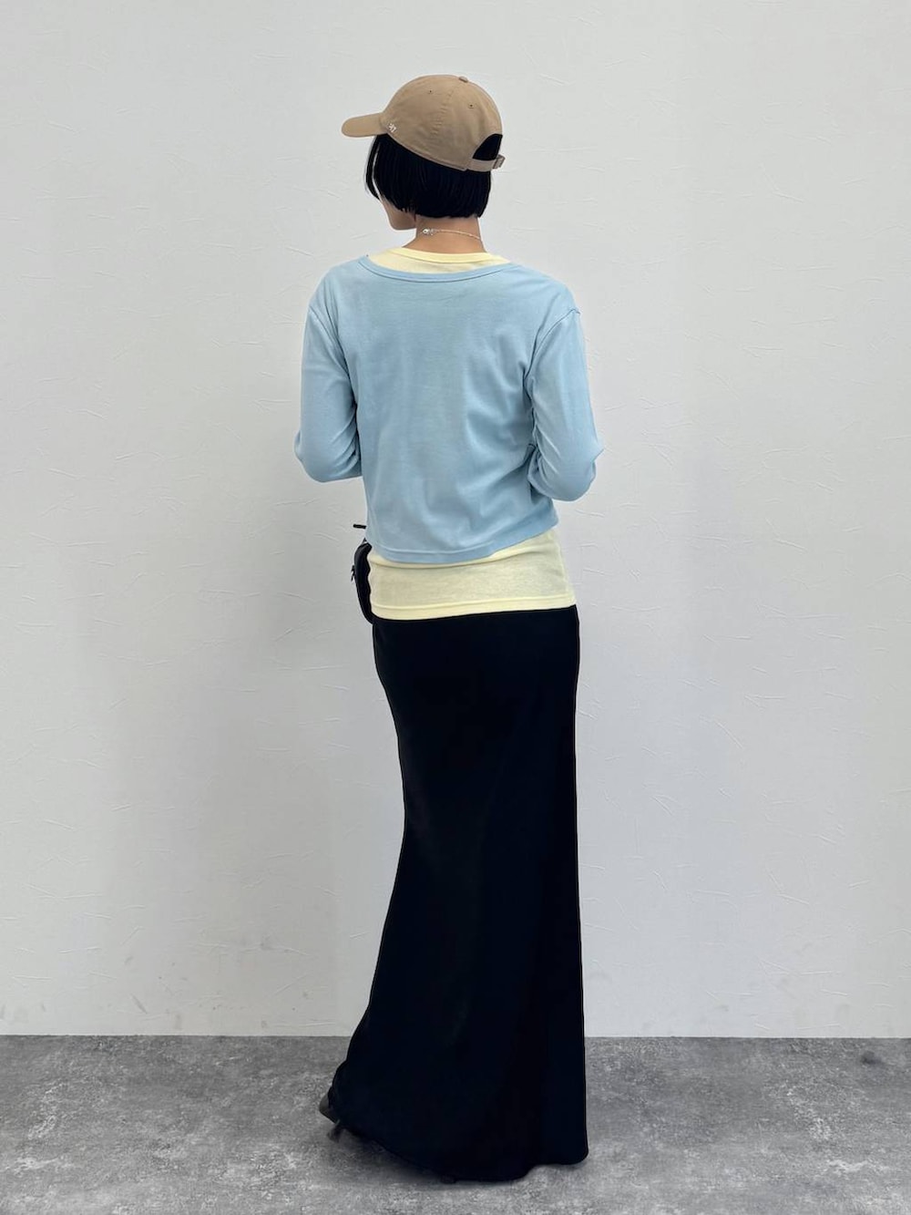 ブラウン系のローファー、ブラック系のショルダーバッグ、ブラック系のスカートを着用したレディースの冬コーディネートの4枚目の写真