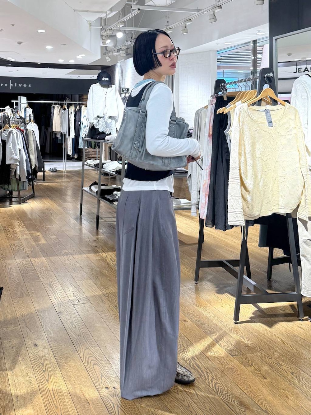 ホワイト系のTシャツ/カットソー、ベージュ系のローファー、ブルー系のTシャツ/カットソーを着用したレディースの春コーディネートの3枚目の写真