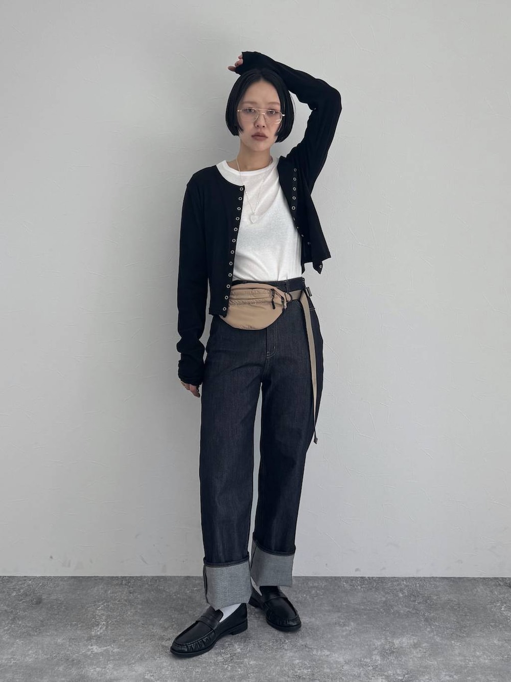 ブラック系のローファー、ブルー系のデニムパンツを着用したレディースの冬コーディネートの2枚目の写真