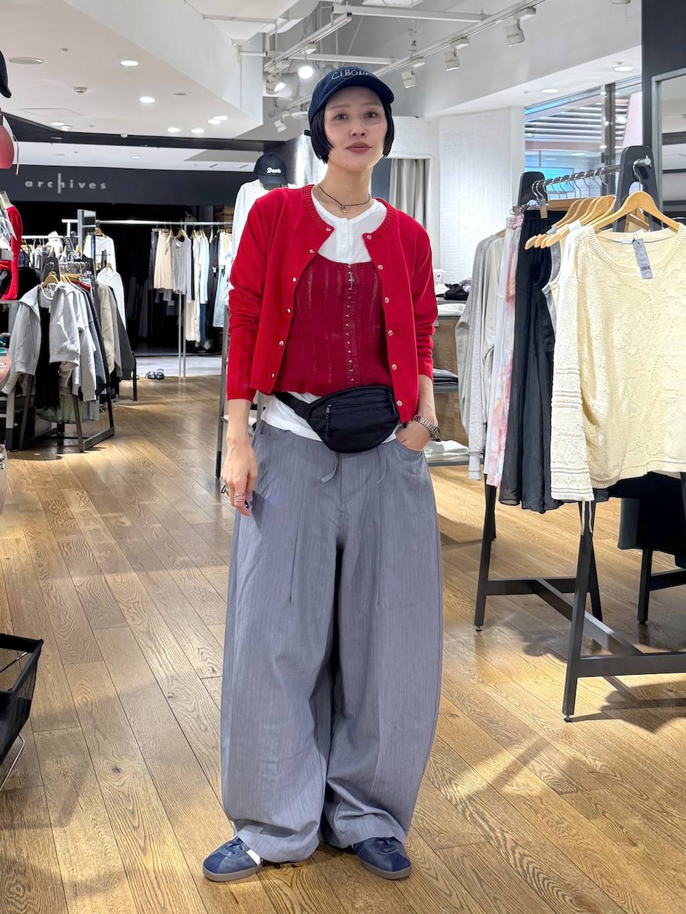 ホワイト系のTシャツ/カットソー、レッド系のベスト、レッド系のカーディガン/ボレロを着用したレディースの春コーディネートの2枚目の写真