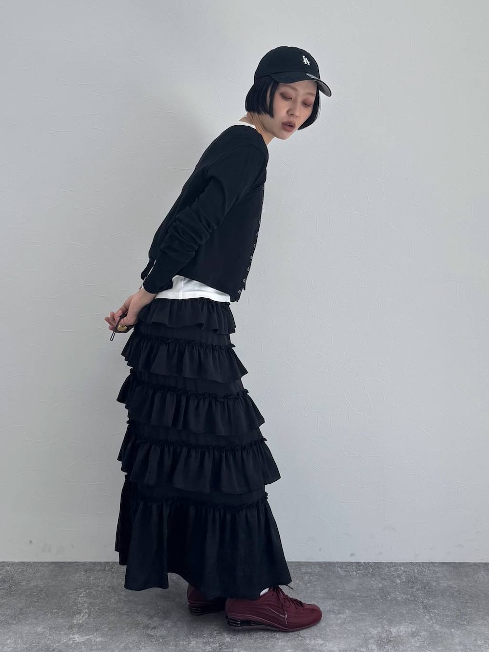 ブラック系のスカートを着用したレディースの冬コーディネートの7枚目の写真