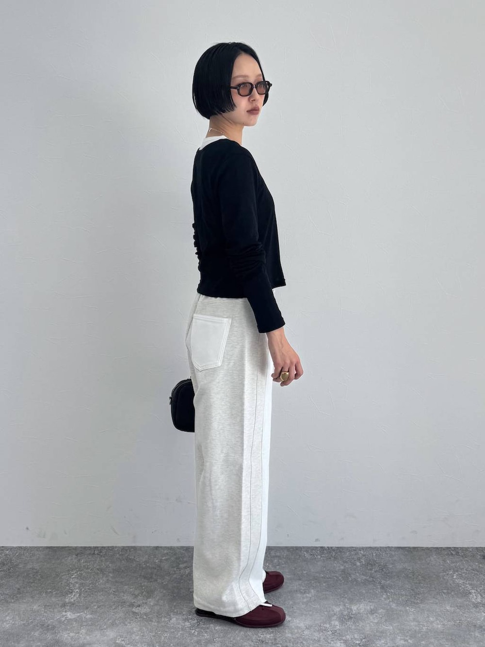 ブラック系のショルダーバッグを着用したレディースの冬コーディネートの5枚目の写真