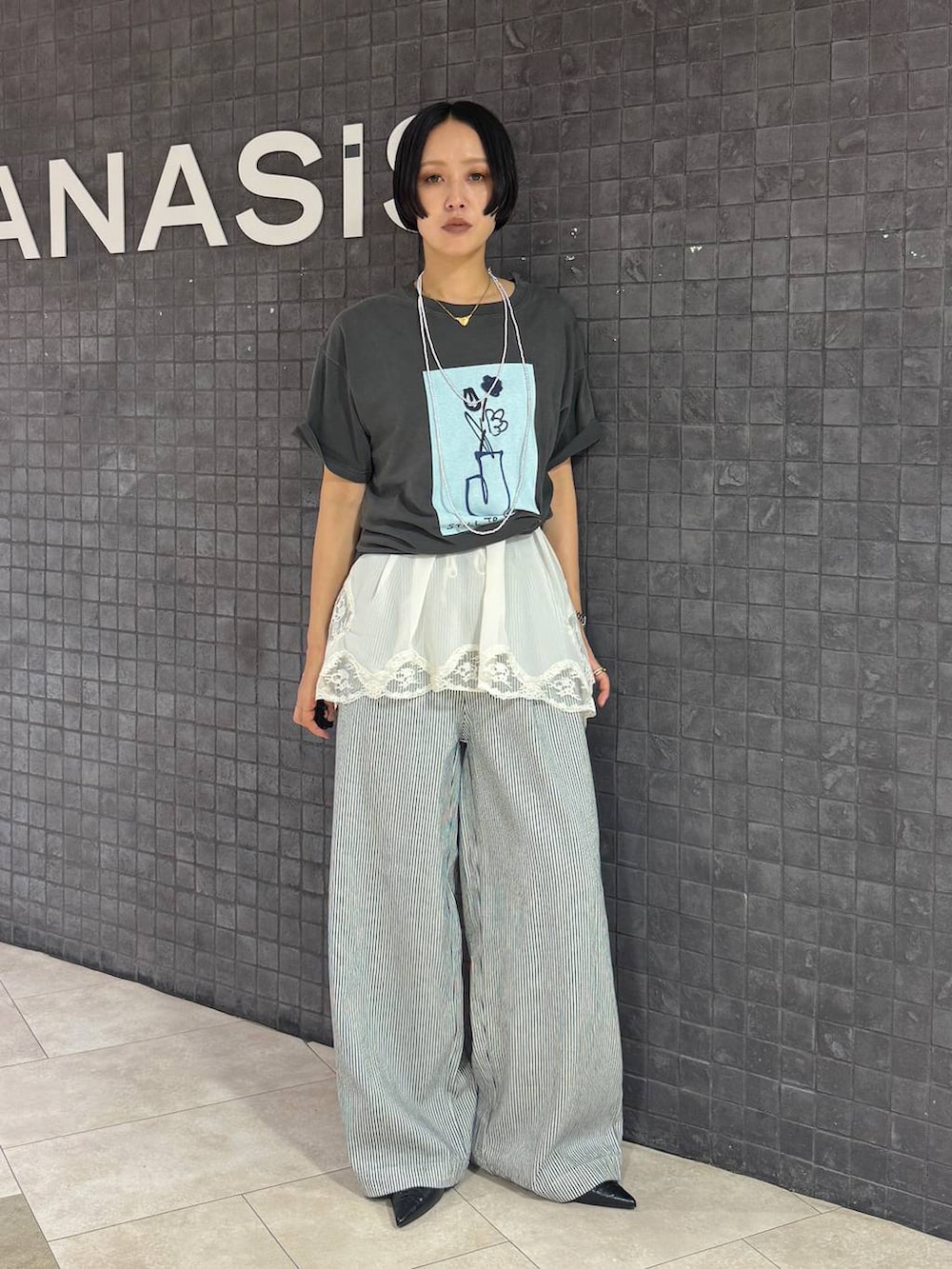 ホワイト系のキャミソール、グレー系のTシャツ/カットソー、ブラック系のパンプスを着用したレディースの夏コーディネートの5枚目の写真