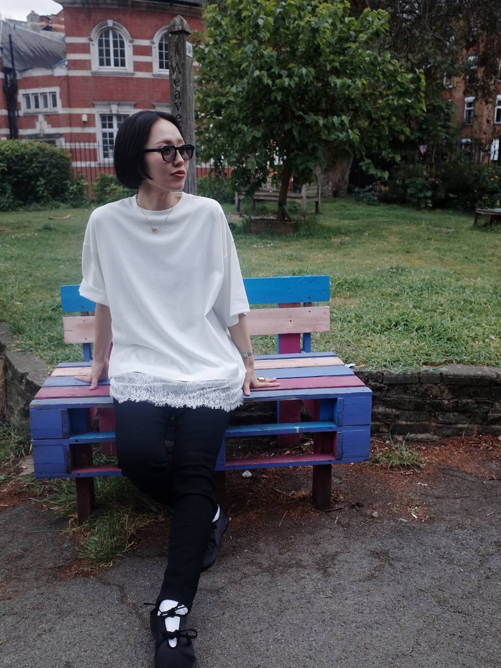 ブラック系のデニムパンツ、ホワイト系のTシャツ/カットソーを着用したレディースの夏コーディネートの5枚目の写真