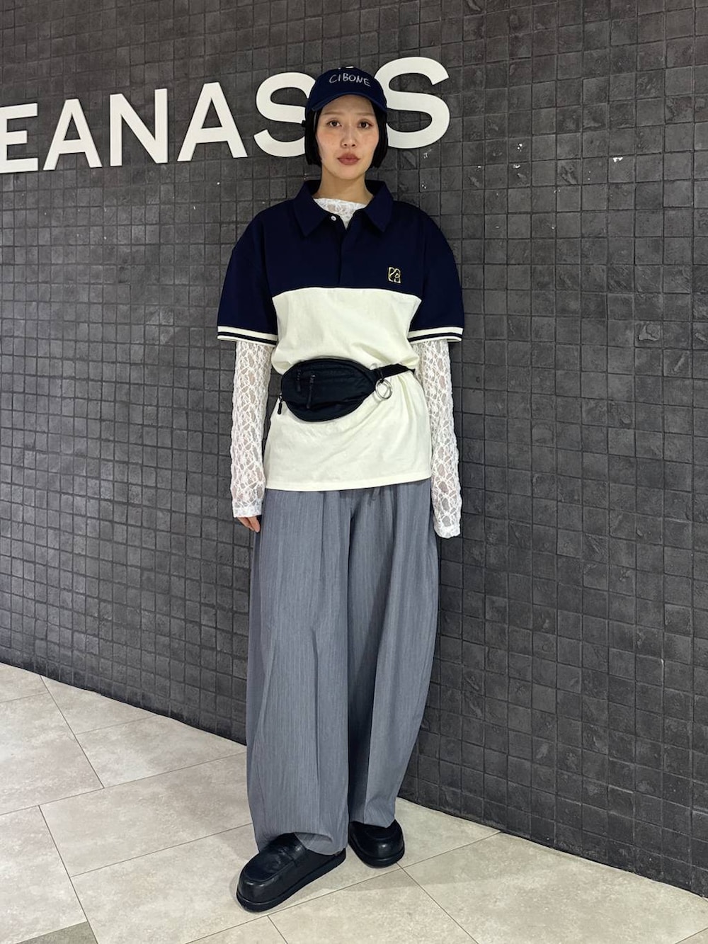 ホワイト系のTシャツ/カットソー、ブラック系のローファー、グレー系のスラックスを着用したレディースの春コーディネートの9枚目の写真