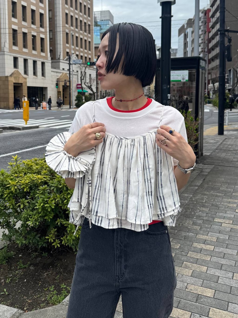 ブラック系のサンダル、ブラック系のデニムパンツを着用したレディースの春コーディネートの2枚目の写真