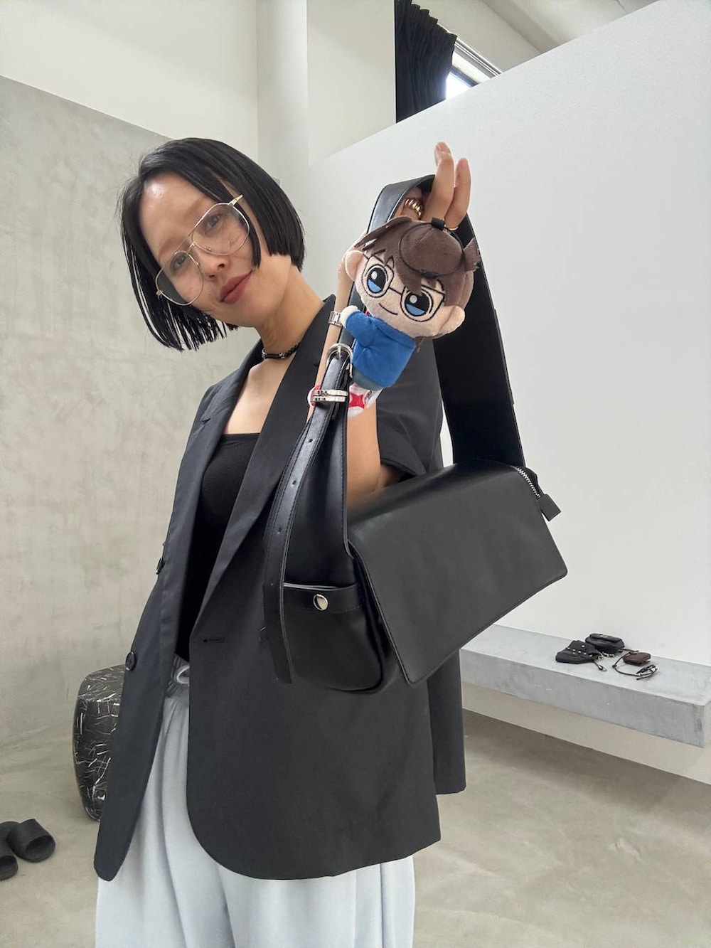 ブラック系のショルダーバッグを着用したレディースの春コーディネートの2枚目の写真