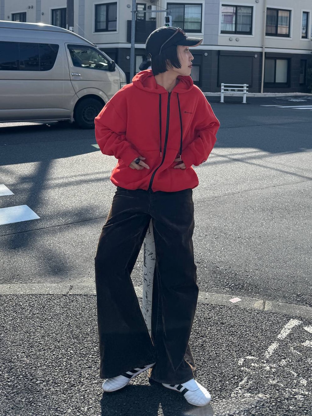 ブラウン系のデニムパンツ、レッド系のパーカーを着用したレディースの夏コーディネートの5枚目の写真