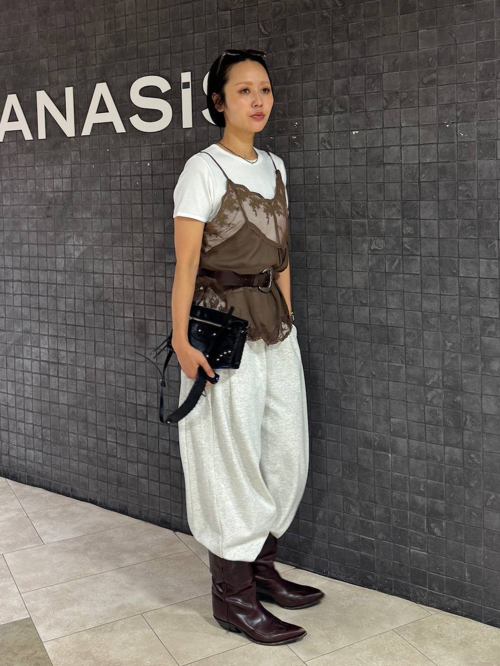 ホワイト系のTシャツ/カットソー、ベージュ系のスウェットパンツ、ブラック系のショルダーバッグを着用したレディースの夏コーディネートの4枚目の写真