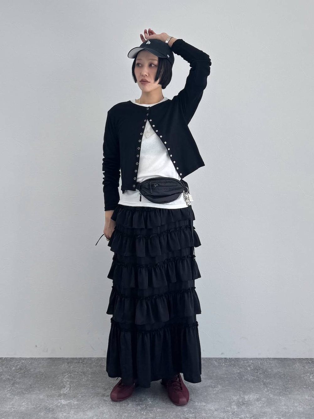 ブラック系のスカートを着用したレディースの冬コーディネートの8枚目の写真