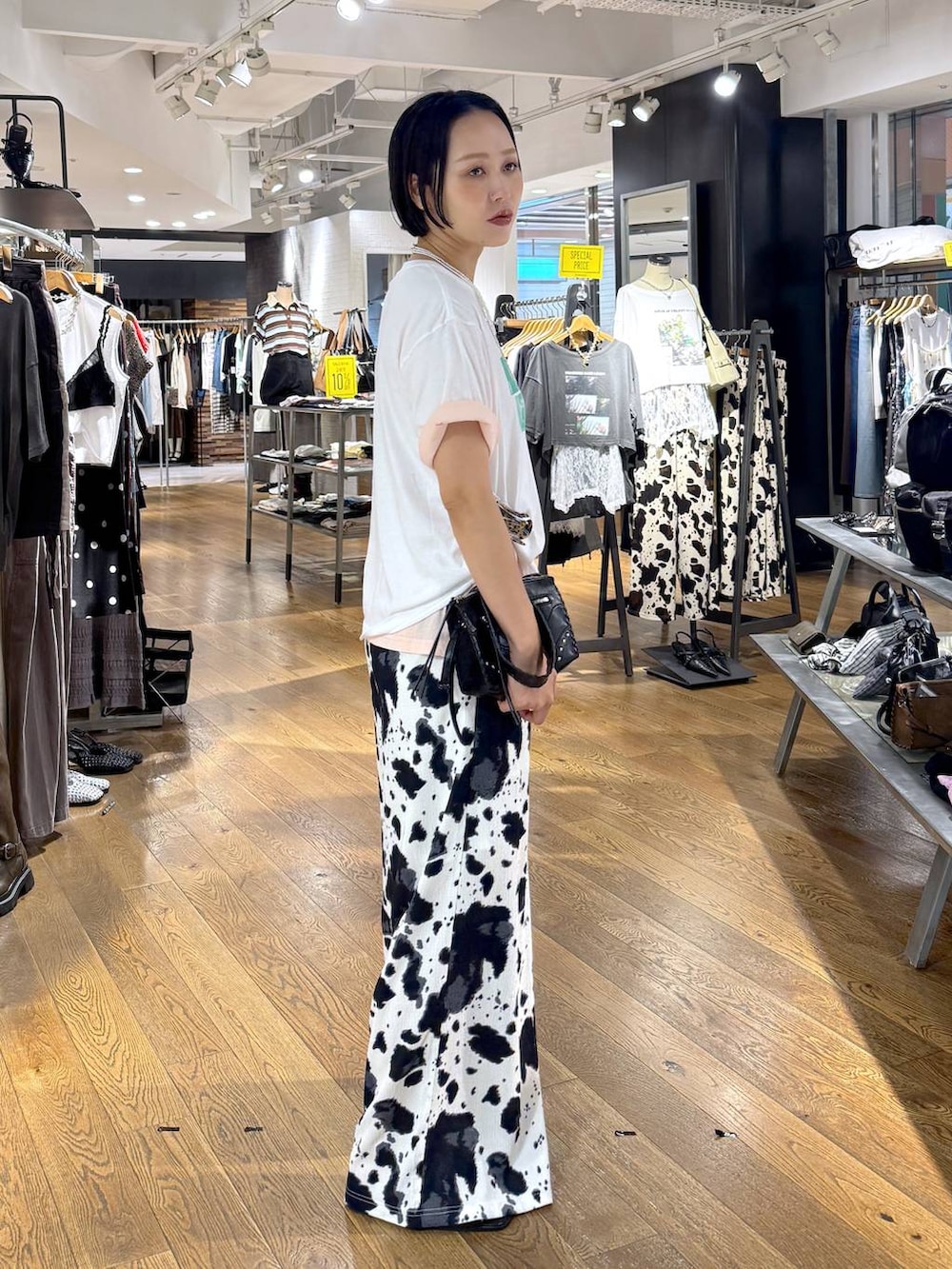 ブラック系のその他パンツ、ホワイト系のTシャツ/カットソー、ブラック系のパンプスを着用したレディースの夏コーディネートの2枚目の写真
