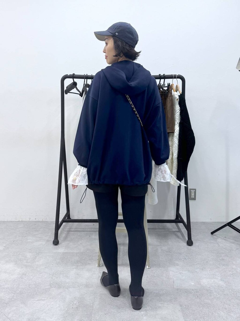 ブラック系のその他パンツ、ブルー系のパーカー、ホワイト系のシャツ/ブラウスを着用したレディースの秋コーディネートの5枚目の写真