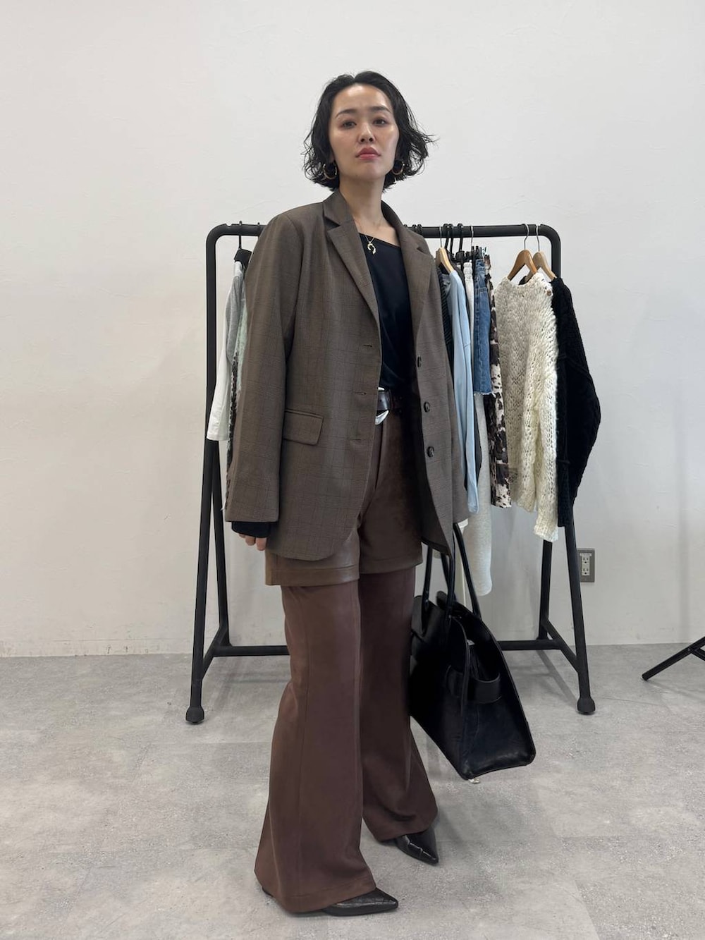 ブラウン系のその他パンツ、ブラウン系のテーラードジャケット、ブラック系のショルダーバッグを着用したレディースの秋コーディネートの5枚目の写真