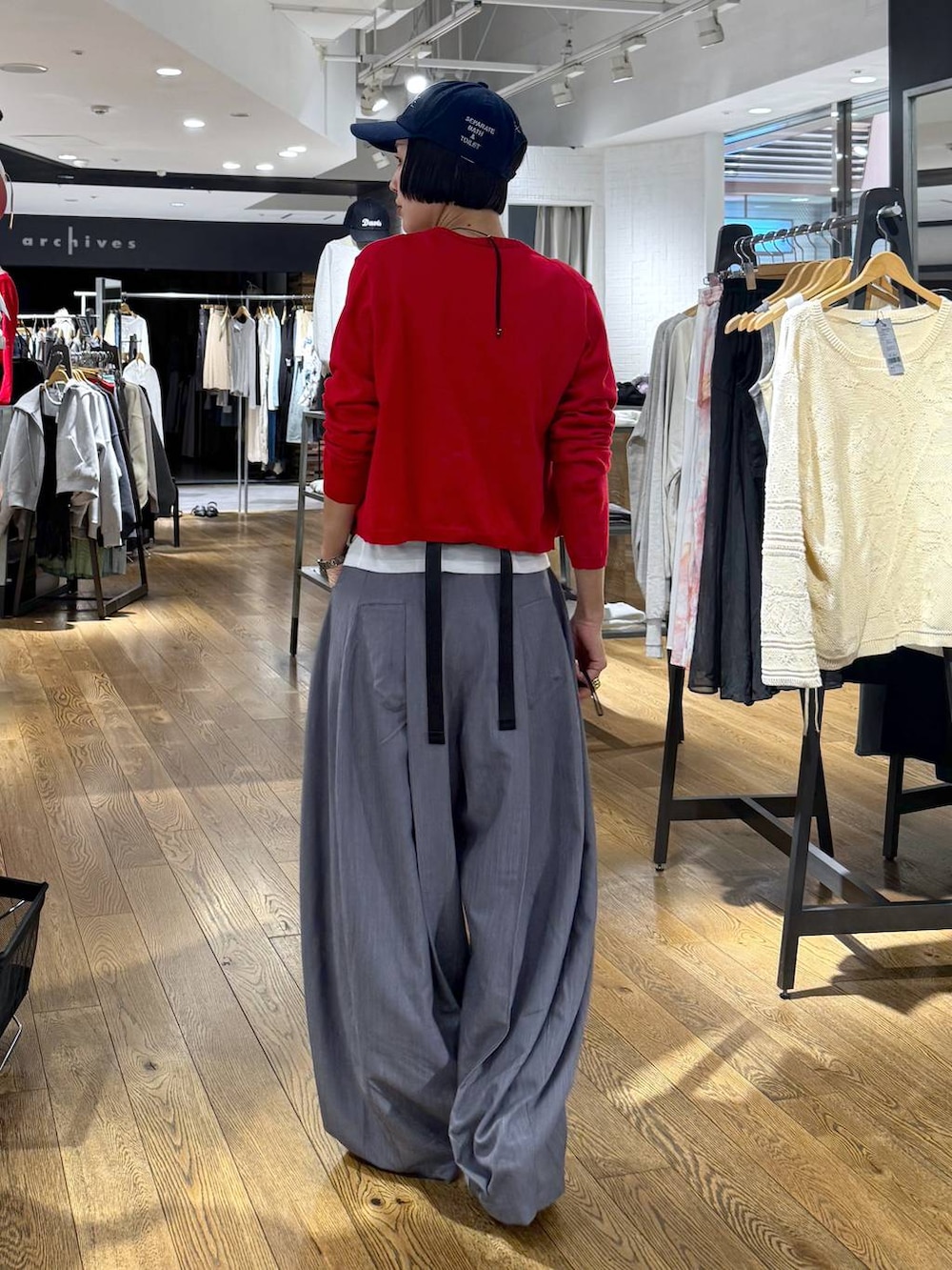 ホワイト系のTシャツ/カットソー、レッド系のベスト、レッド系のカーディガン/ボレロを着用したレディースの春コーディネートの5枚目の写真