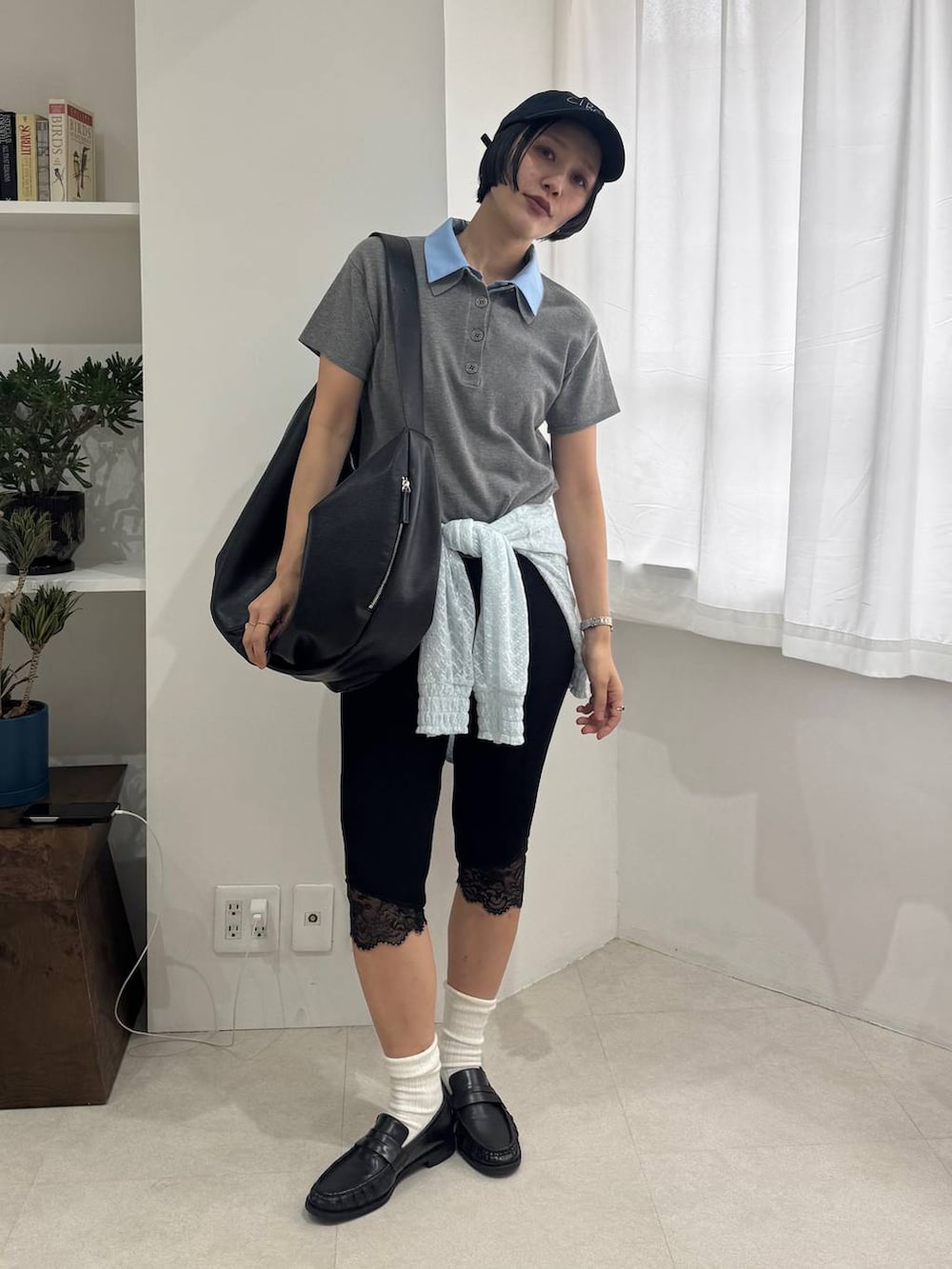 ブラック系のローファー、ブルー系のパーカー、ブラック系のレギンス/スパッツを着用したレディースの春コーディネートの5枚目の写真