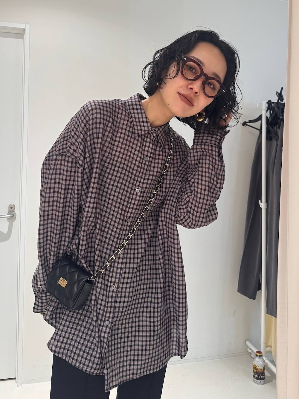 ブラック系のその他パンツを着用したレディースの冬コーディネートの9枚目の写真