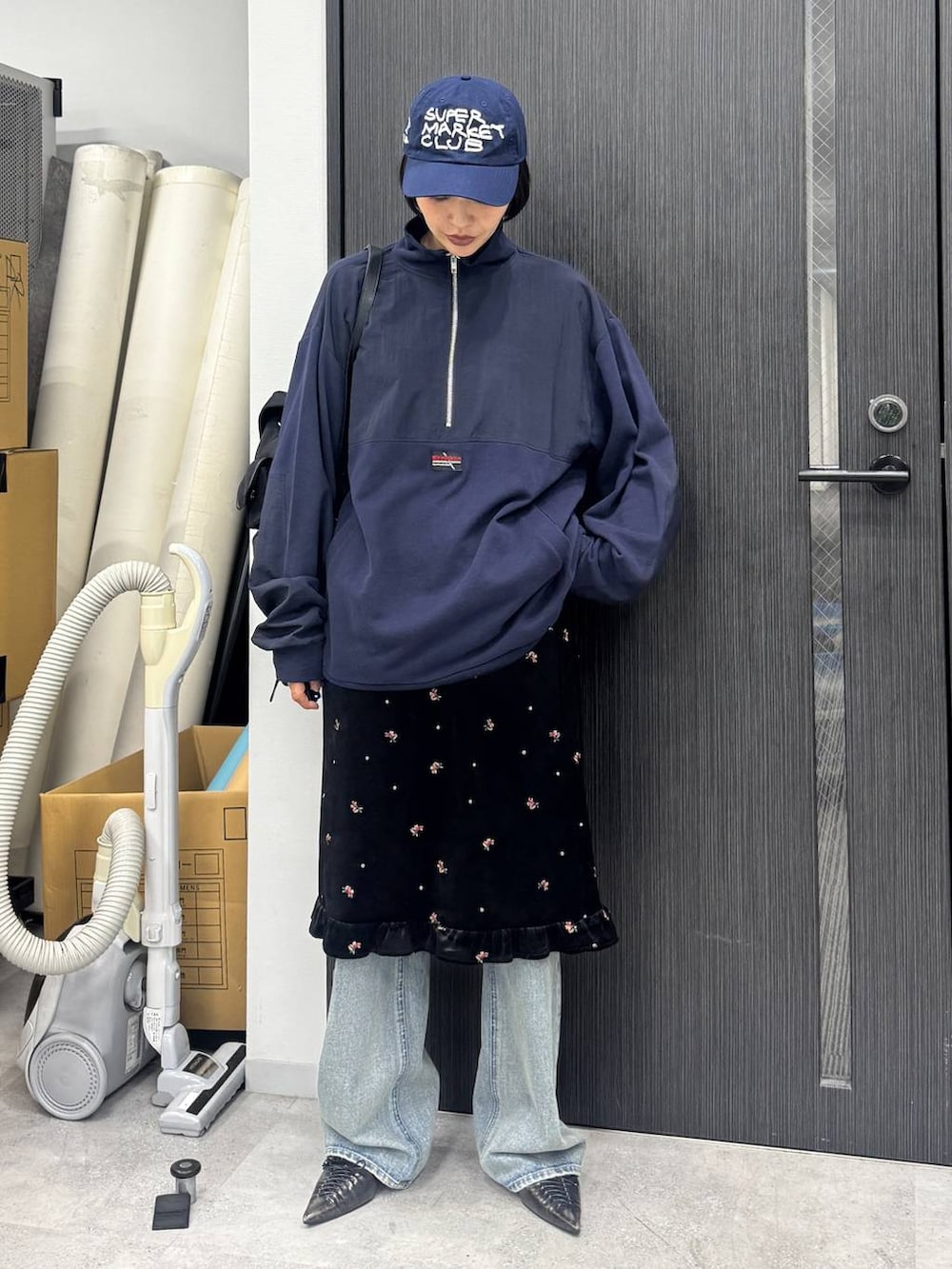 ブルー系のデニムパンツ、ブラック系のバックパック/リュック、ブルー系のスウェットを着用したレディースの夏コーディネートの3枚目の写真