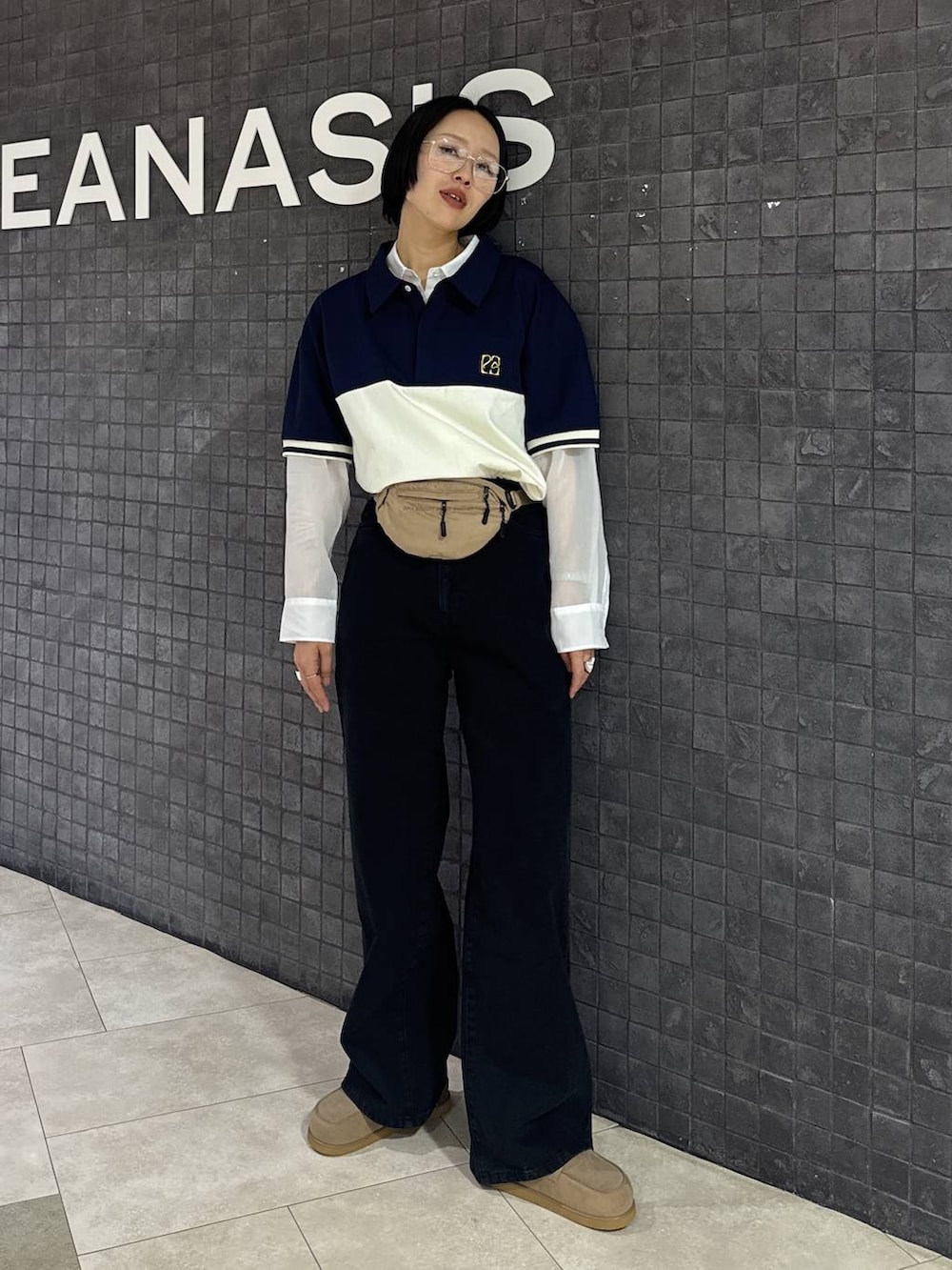 ベージュ系のローファー、ブラック系のデニムパンツ、ホワイト系のシャツ/ブラウスを着用したレディースの春コーディネートの6枚目の写真