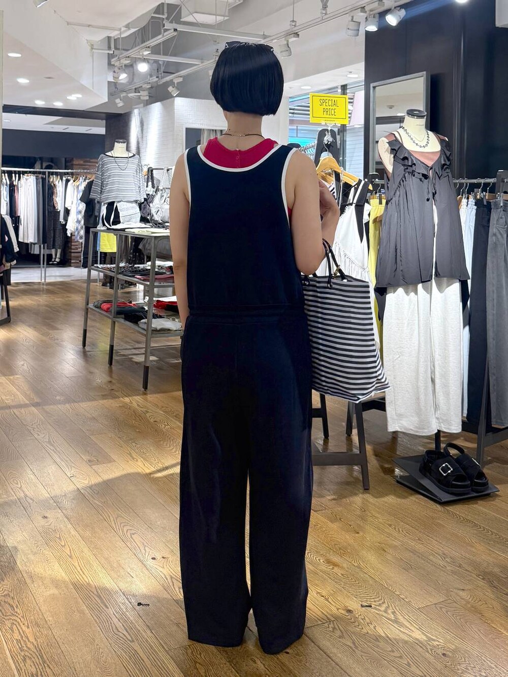 ブラック系のつなぎ/オールインワン、ブラック系のサンダルを着用したレディースの夏コーディネートの2枚目の写真