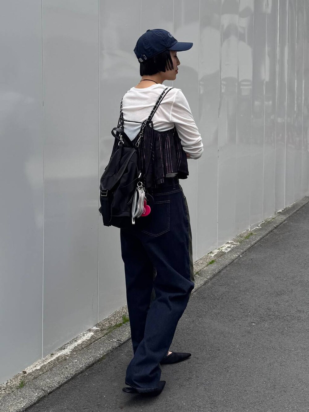 ブラック系のバックパック/リュックを着用したレディースの春コーディネートの4枚目の写真