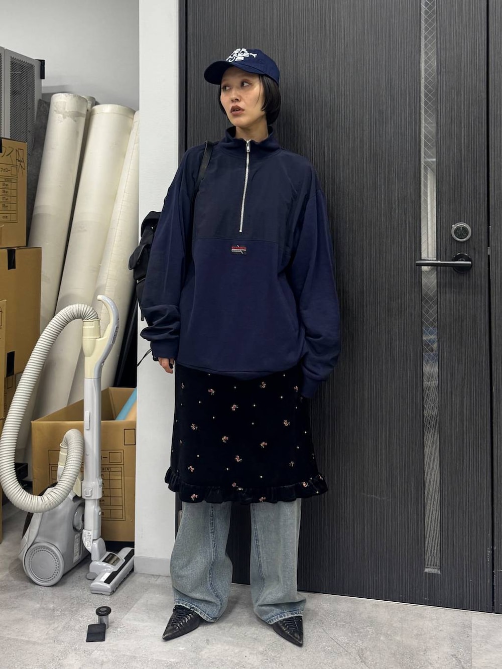 ブルー系のデニムパンツ、ブラック系のバックパック/リュック、ブルー系のスウェットを着用したレディースの夏コーディネートの6枚目の写真