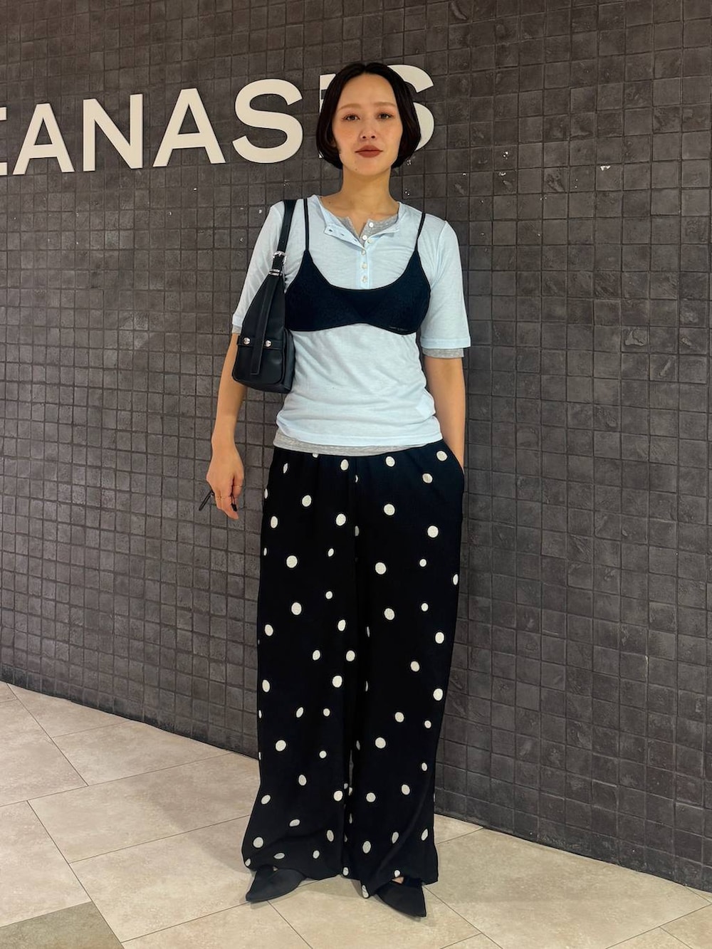 ブラック系のその他パンツ、グレー系のTシャツ/カットソー、ブラック系のショルダーバッグを着用したレディースの夏コーディネートの3枚目の写真