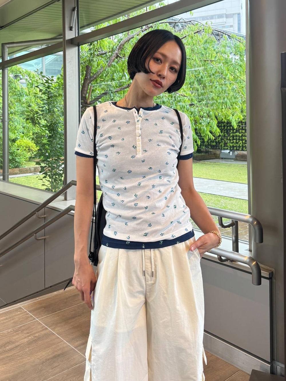 ブラック系のサンダル、ブルー系のTシャツ/カットソー、ホワイト系のTシャツ/カットソーを着用したレディースの夏コーディネートの4枚目の写真
