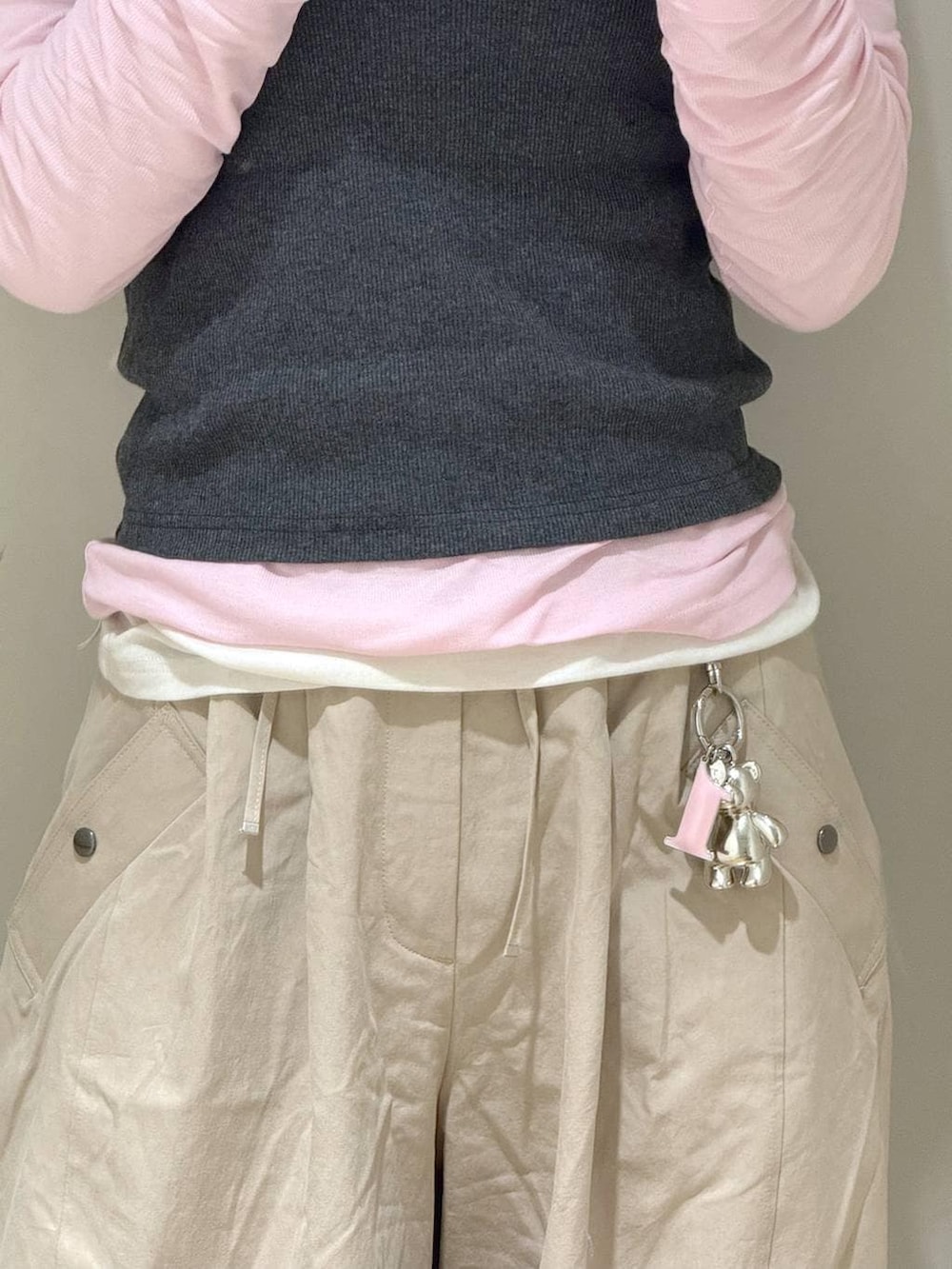 ホワイト系のTシャツ/カットソー、ピンク系のTシャツ/カットソー、ベージュ系のその他パンツを着用したレディースの春コーディネートの3枚目の写真