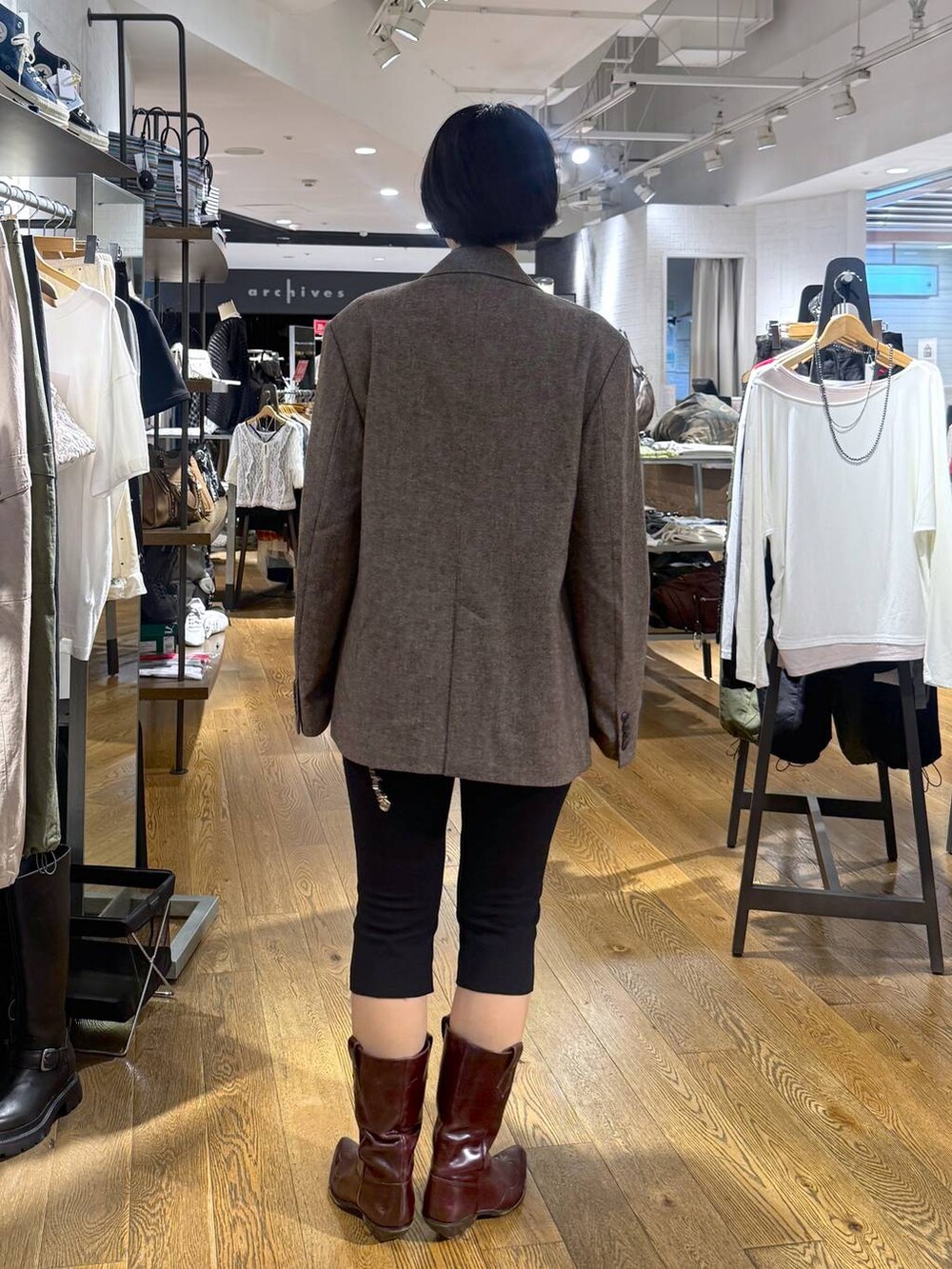 ブラック系のその他パンツを着用したレディースの夏コーディネートの3枚目の写真