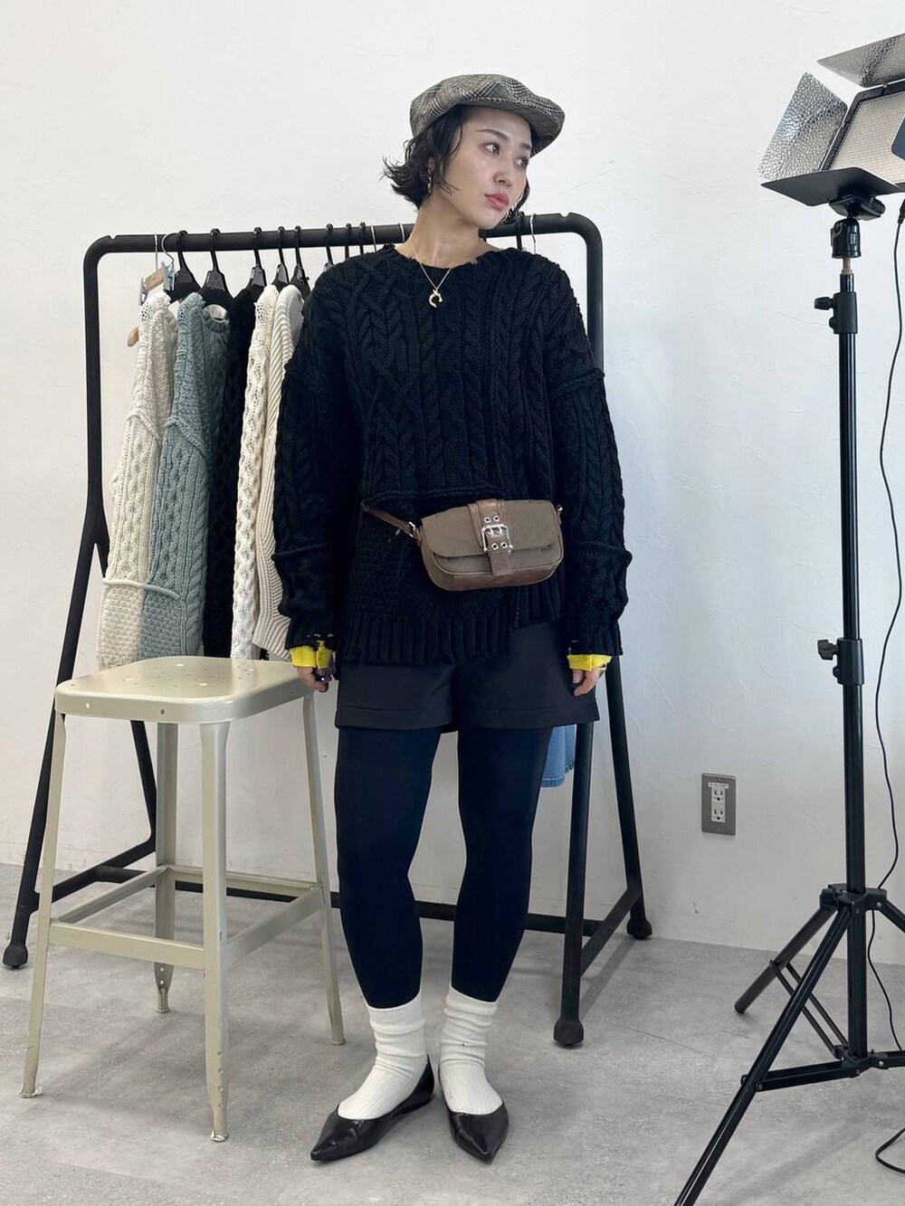 ブラック系のその他パンツ、グレー系のニット/セーター、ブラック系のニット/セーターを着用したレディースの秋コーディネートの5枚目の写真