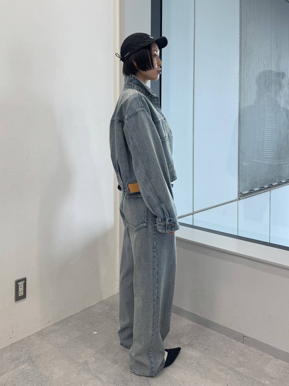 ブルー系のデニムジャケット、ブルー系のデニムパンツ、ブラック系のサンダルを着用したレディースの夏コーディネートの4枚目の写真