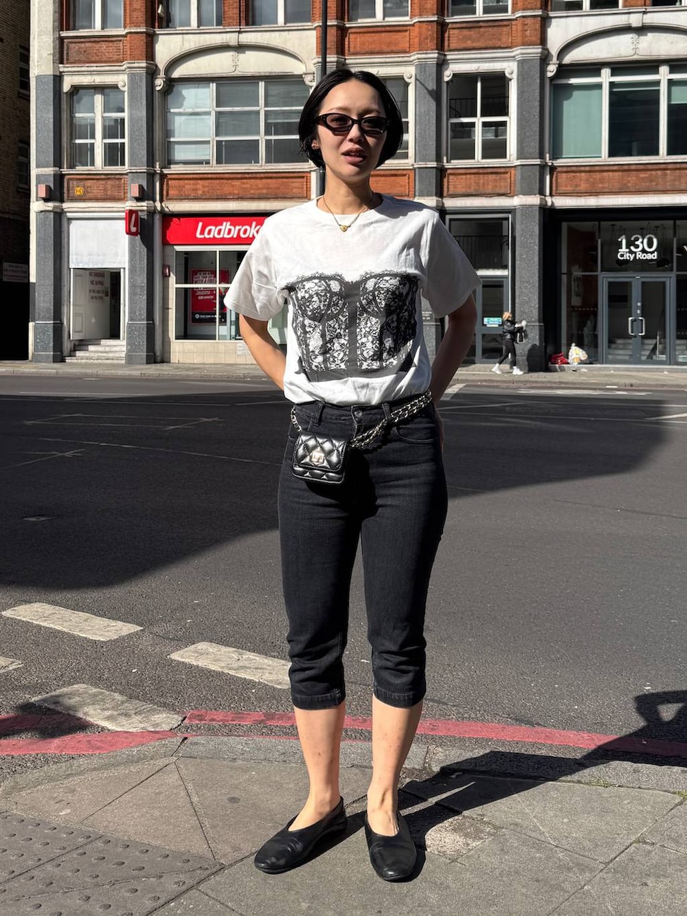 ホワイト系のTシャツ/カットソーを着用したレディースの夏コーディネートの3枚目の写真