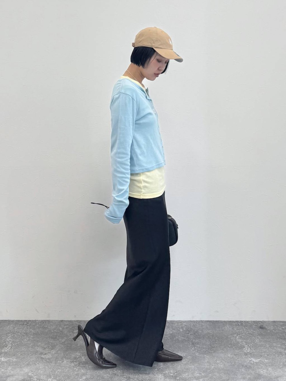 ブラウン系のローファー、ブラック系のショルダーバッグ、ブラック系のスカートを着用したレディースの冬コーディネートの5枚目の写真