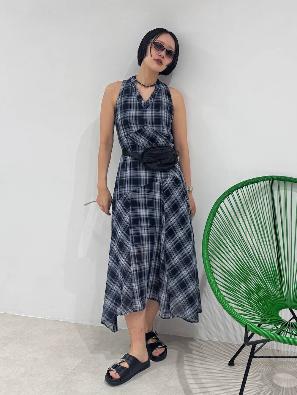 ブラック系のサンダル、ブルー系のワンピース、ブラック系のボディバッグ/ウエストポーチを着用したレディースの春コーディネートの3枚目の写真