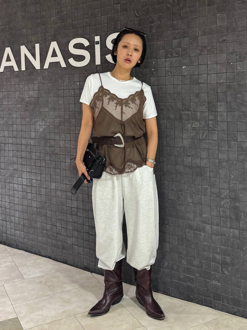 ホワイト系のTシャツ/カットソー、ベージュ系のスウェットパンツ、ブラック系のショルダーバッグを着用したレディースの夏コーディネートの5枚目の写真