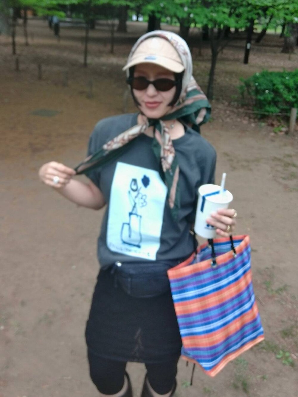 グレー系のTシャツ/カットソー、ブラック系のブーツ、ブラック系のその他パンツを着用したレディースの夏コーディネートの6枚目の写真