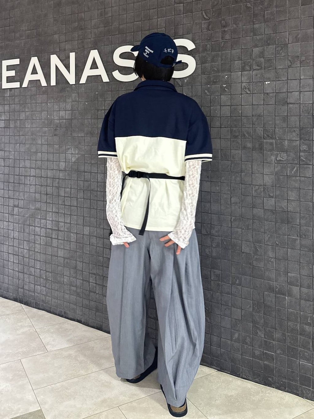 ホワイト系のTシャツ/カットソー、ブラック系のローファー、グレー系のスラックスを着用したレディースの春コーディネートの4枚目の写真