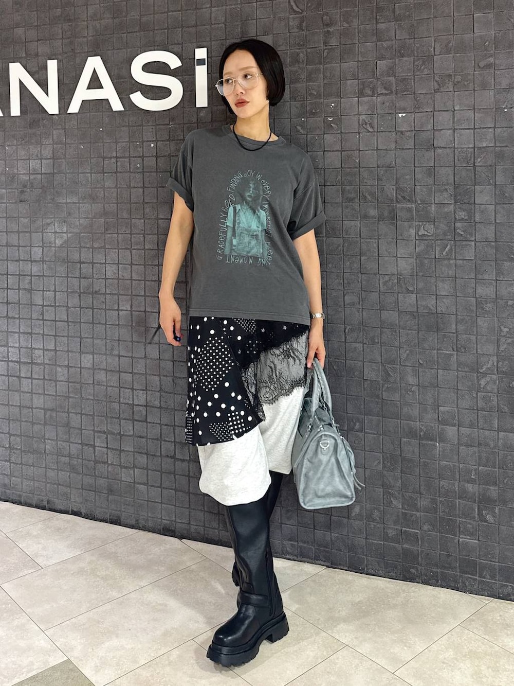 グレー系のTシャツ/カットソー、ブルー系のボストンバッグ、ベージュ系のスウェットパンツを着用したレディースの夏コーディネートの4枚目の写真