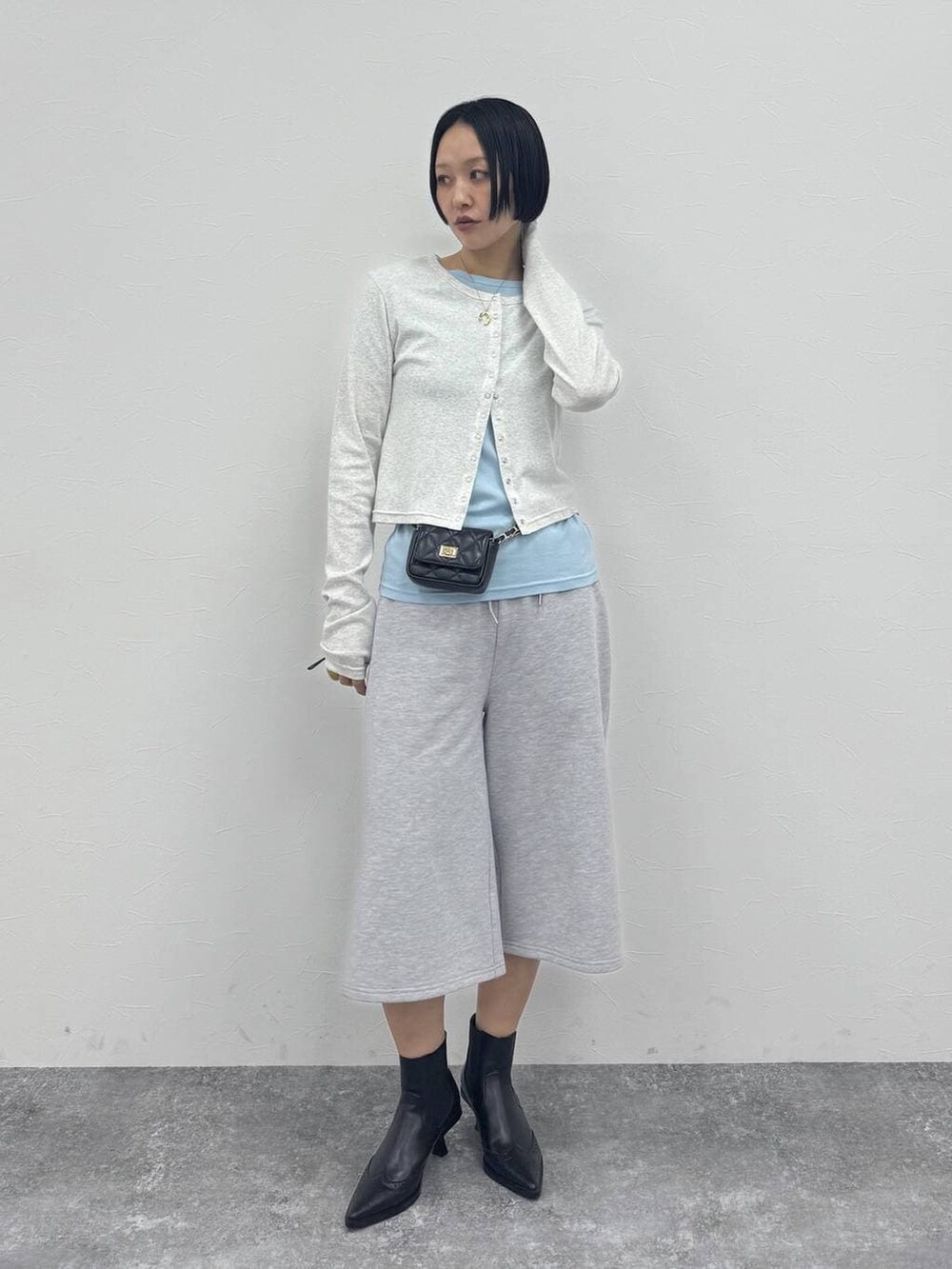 ブラック系のブーツを着用したレディースの冬コーディネートの6枚目の写真