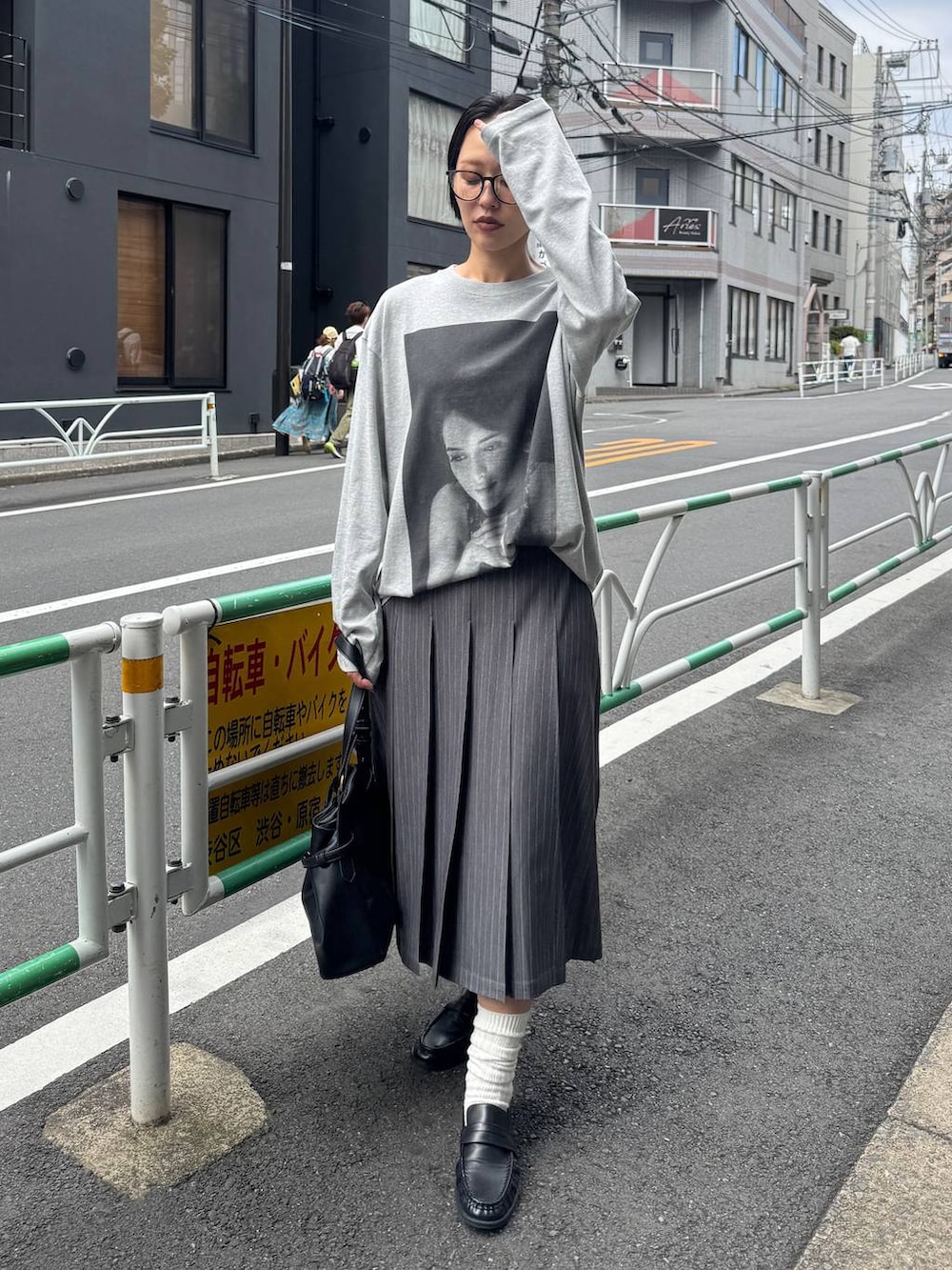 ブラック系のショルダーバッグ、グレー系のTシャツ/カットソーを着用したレディースの夏コーディネートの2枚目の写真