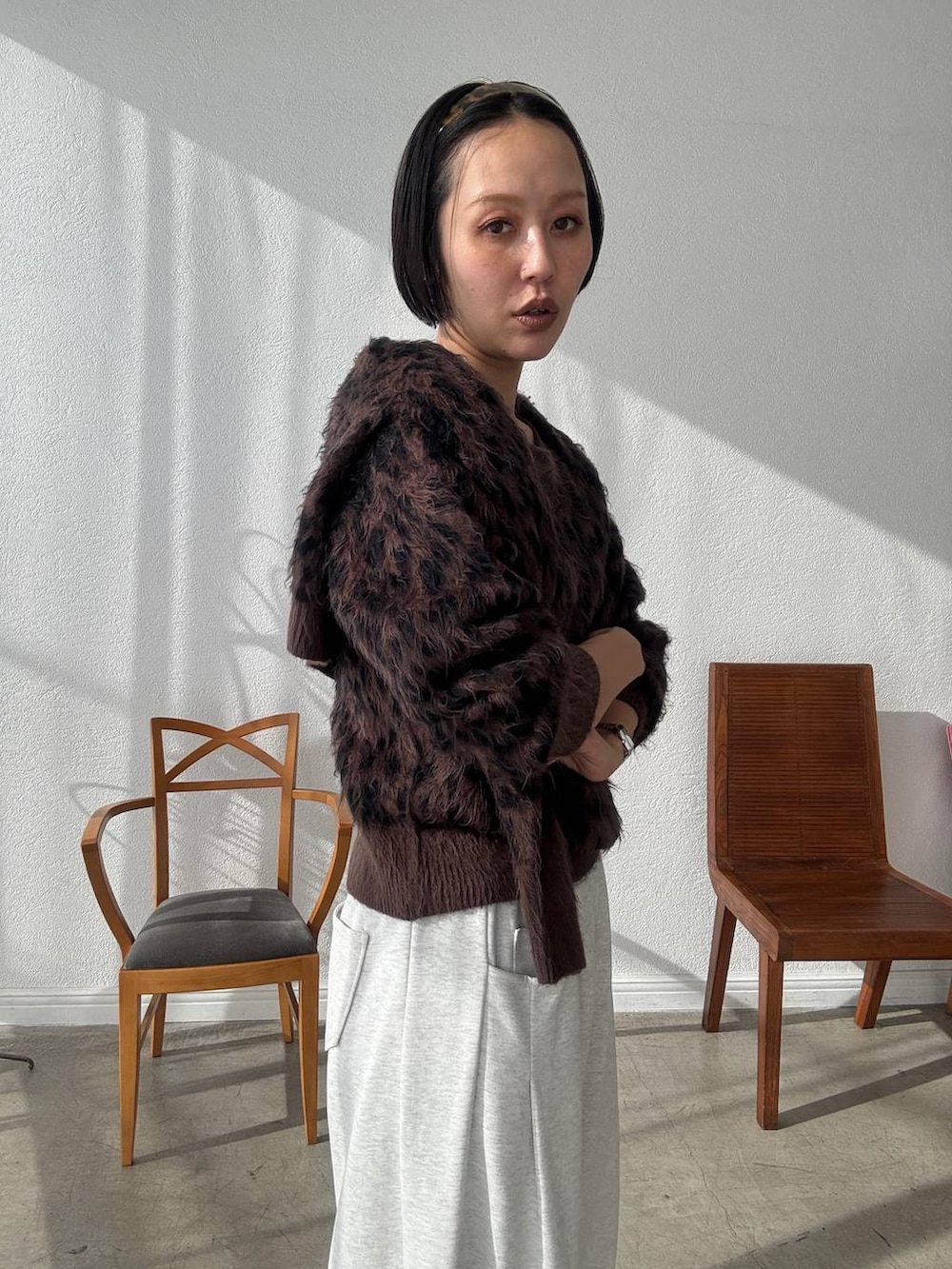 ベージュ系のパンプス、ブルー系のニット/セーター、グレー系のカーディガン/ボレロを着用したレディースの秋コーディネートの2枚目の写真