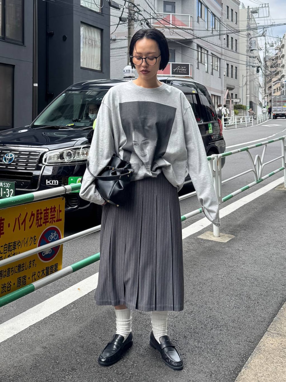 ブラック系のショルダーバッグ、グレー系のTシャツ/カットソーを着用したレディースの夏コーディネートの4枚目の写真
