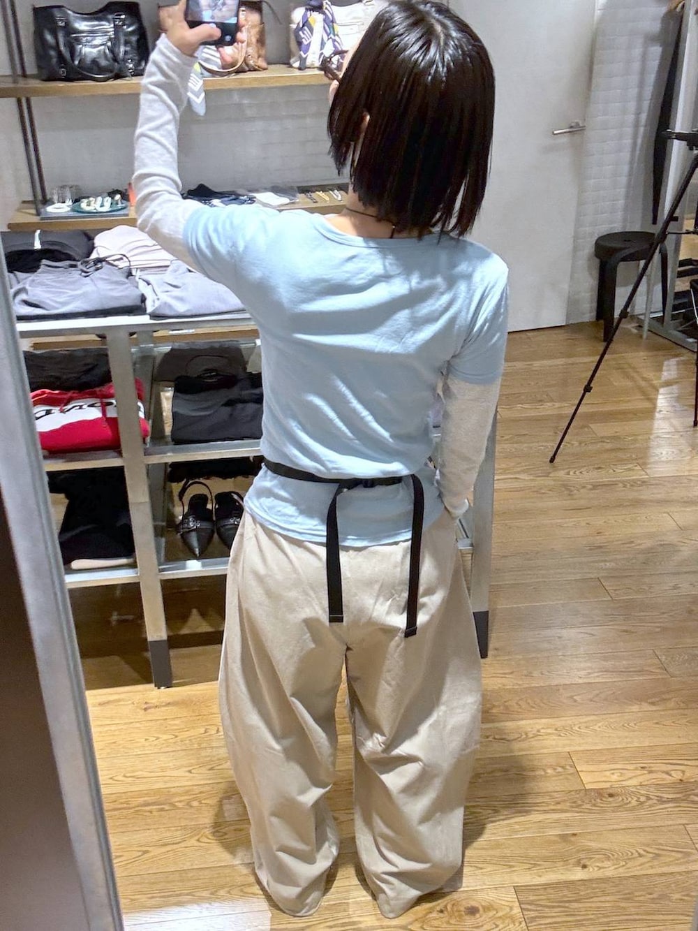 ブラック系のローファー、ベージュ系のその他パンツを着用したレディースの春コーディネートの4枚目の写真