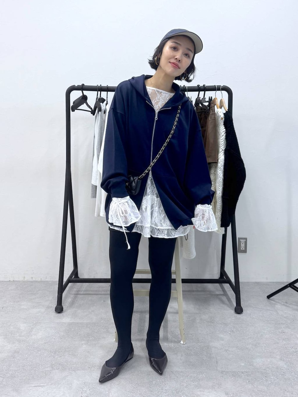 ブラック系のその他パンツ、ブルー系のパーカー、ホワイト系のシャツ/ブラウスを着用したレディースの秋コーディネートの2枚目の写真