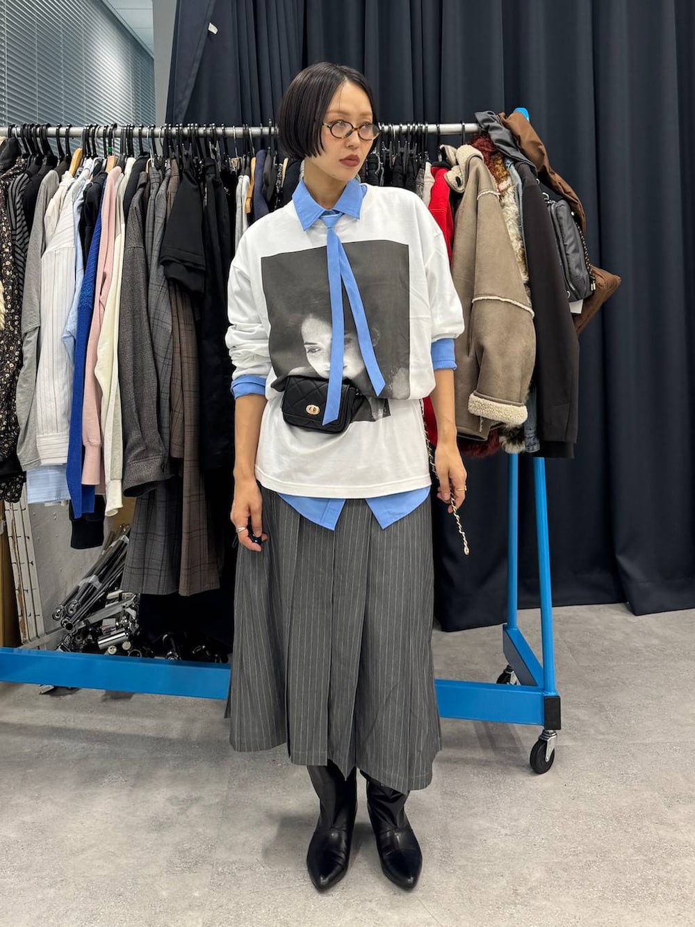 ブラック系のブーツ、ブルー系のシャツ/ブラウス、ホワイト系のTシャツ/カットソーを着用したレディースの夏コーディネートの5枚目の写真