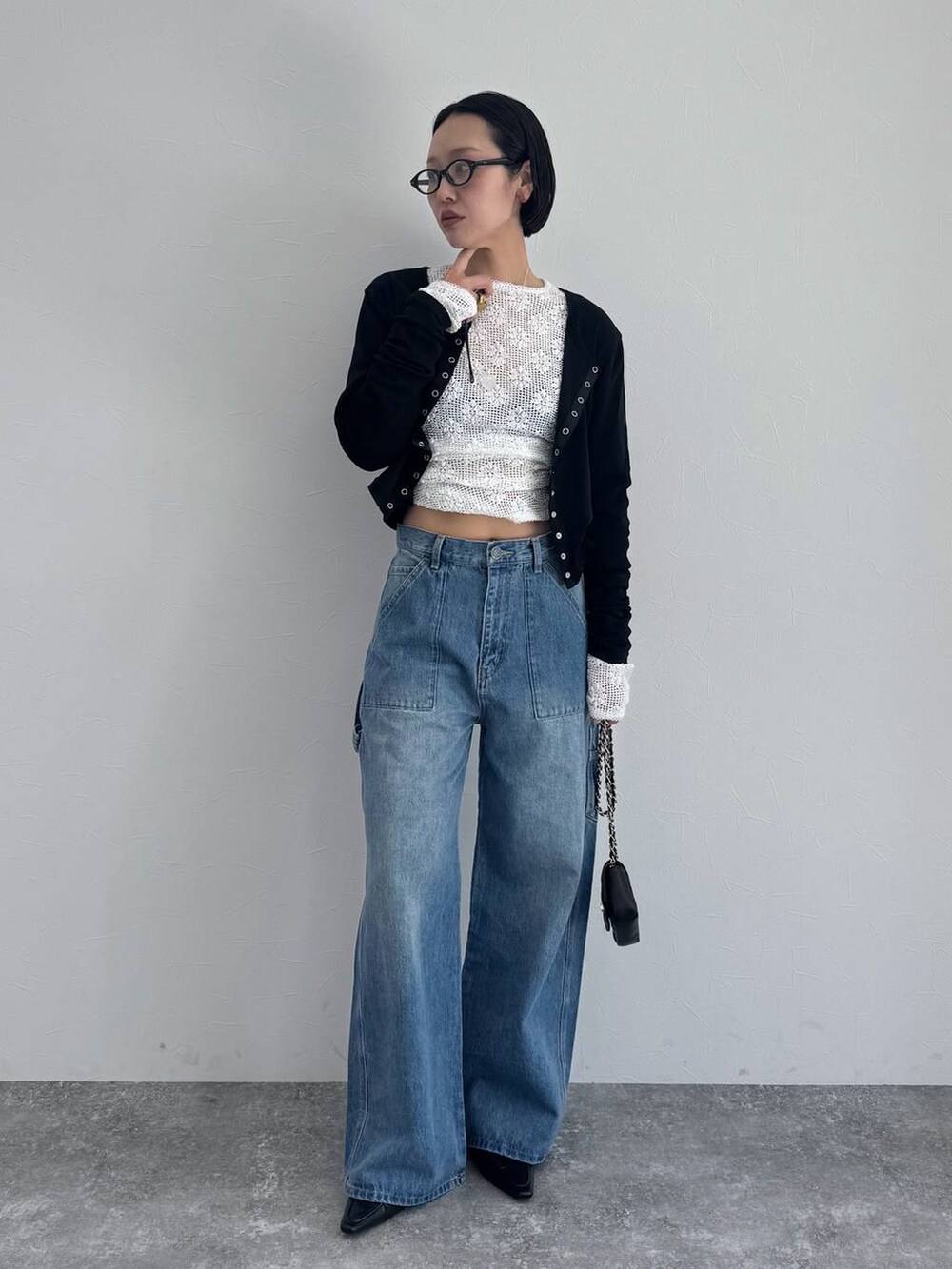 ブラック系のローファー、ホワイト系のTシャツ/カットソーを着用したレディースの冬コーディネートの7枚目の写真