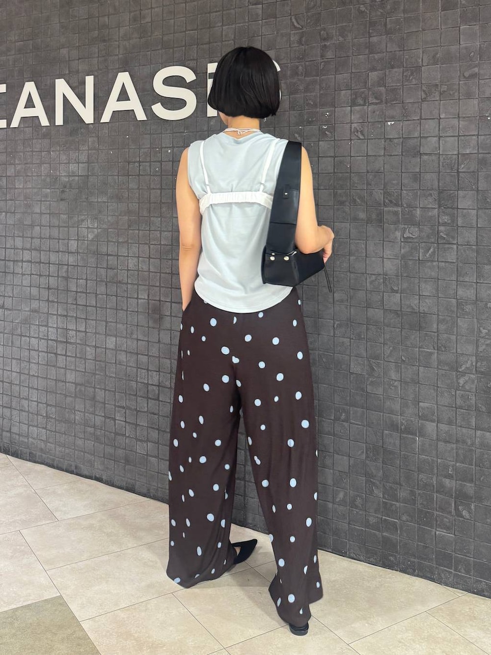 ブラウン系のその他パンツ、ブラック系のショルダーバッグ、ブラック系のサンダルを着用したレディースの夏コーディネートの4枚目の写真