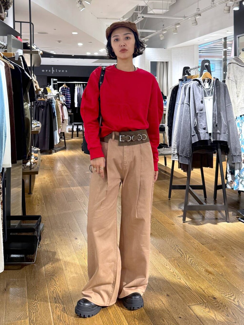 ベージュ系のデニムパンツ、ブラック系のショルダーバッグ、ブラック系のブーツを着用したレディースの秋コーディネートの7枚目の写真