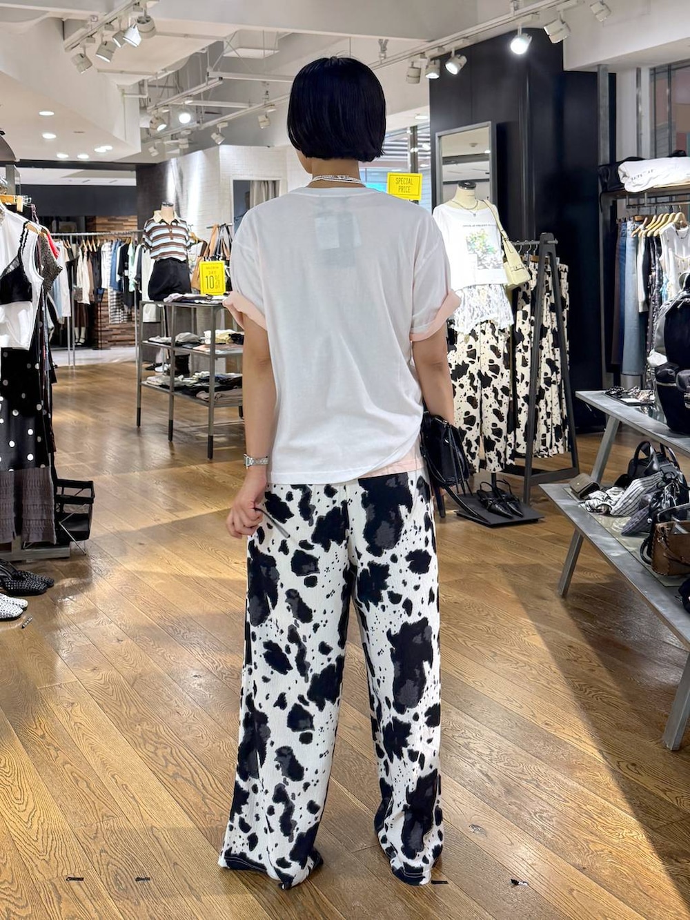 ブラック系のその他パンツ、ホワイト系のTシャツ/カットソー、ブラック系のパンプスを着用したレディースの夏コーディネートの3枚目の写真