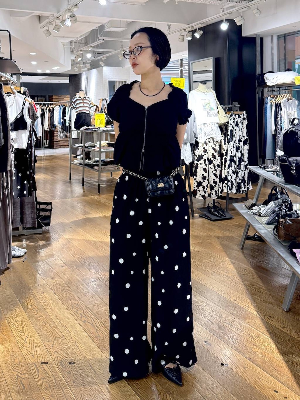 ブラック系のその他パンツ、ブラック系のシャツ/ブラウス、ブラック系のパンプスを着用したレディースの夏コーディネートの5枚目の写真